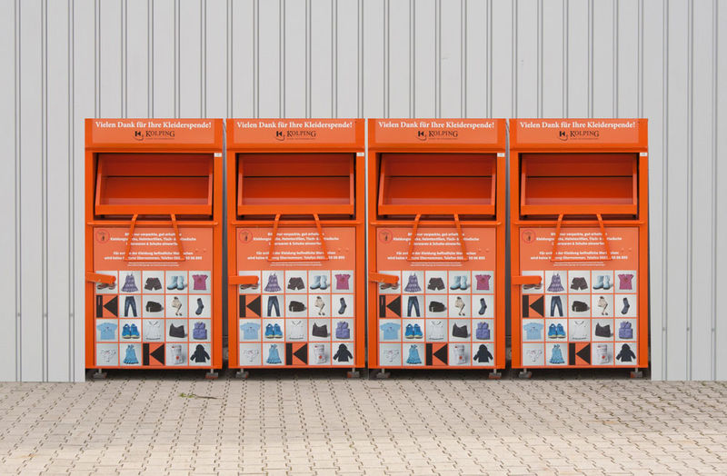 Altkleidercontainer Service Polch Foto zeigt vier Kleidercontainer