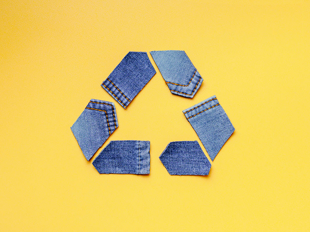 Recycling Logo aus Jeansstoff